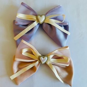 a pair Hair bow on French barrette
